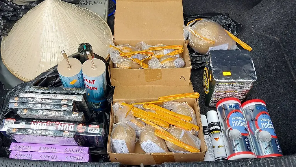 Die-Bundespolizei-hat-zwei-19-Jaehrige-mit-illegalen-Boellern-aus-Tschechien-gestoppt