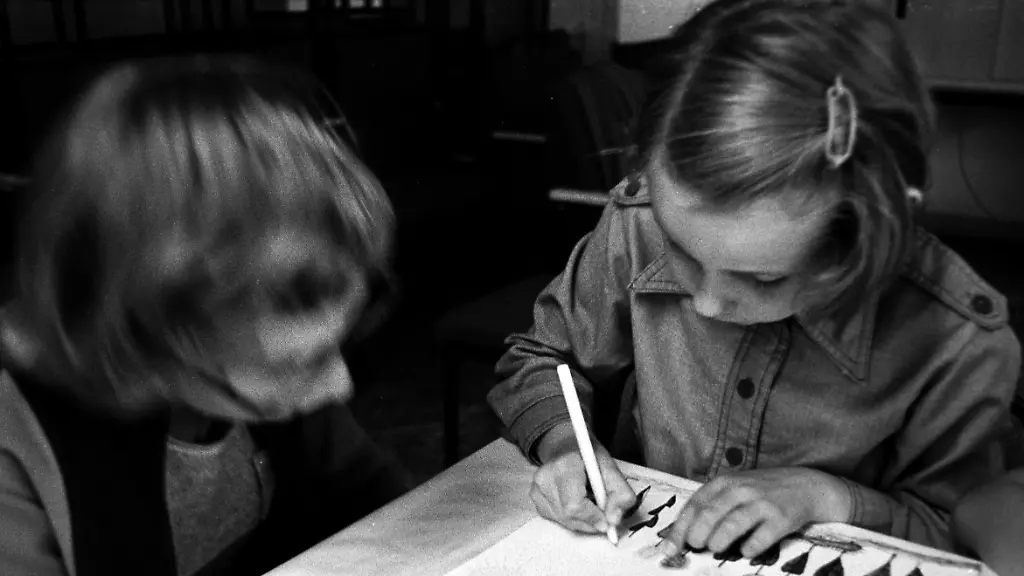 Kinder-malen-Erholung-und-Freizeit-im-Studentenferienlager-der-Karl-Marx-UniversitA-t-Leipzig-in-Dranske-an-der-Ostsee-im-Jahr-1978-Genaues-Aufnahmedatum-nicht-bekannt