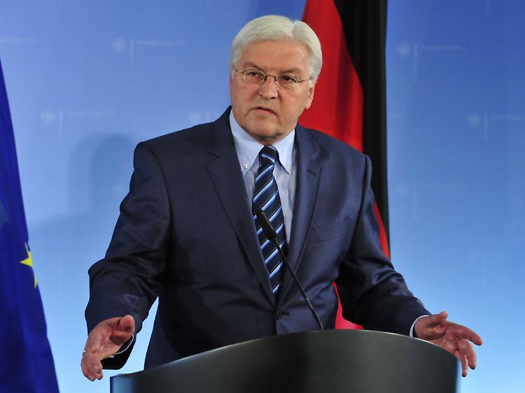 Außenminister Steinmeier hat mit seiner US-Kollegin Clinton über Opel geredet und um Hilfe gebeten.