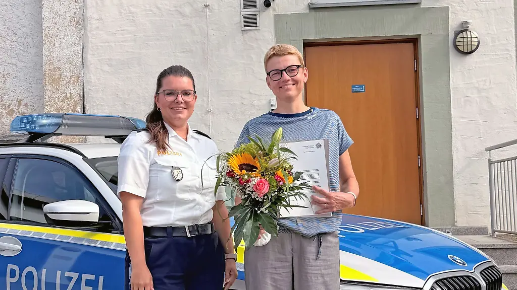 Die-Polizei-ehrt-die-Frau-rechts-fuer-ihre-Hilfe-zur-Rettung-eines-fuenf-Jahre-alten-Jungen