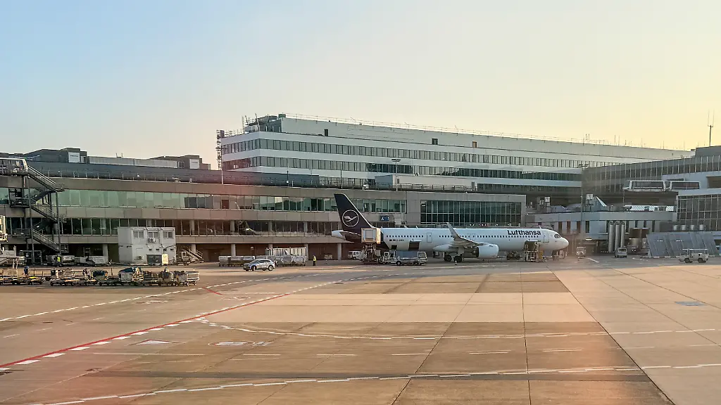 Lufthansa-Maschine-an-Terminal-1-Frankfurt-18-07