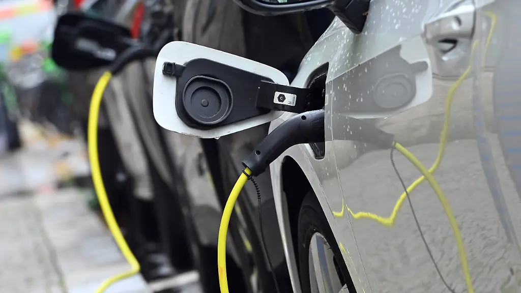 Stromtankstelle-Laden-in-Muenchen-E-Auto-wird-auf-einem-Parkplatz-fuer-Elektro-Fahrzeuge-geladen-Stecker-waehrend-dem-Ladevorgang-an-einem-E-Auto-E-Autos-Elektroauto-Ladestecker-Ladekabel-Ladesaeule-Ladebuchse-Ladevorgang-E-Mobilitaet-Elektrifizierung-Elektromobilitaet-Stecker-Elektrofahrzeug-Elektrofahrzeuge-Ladestation