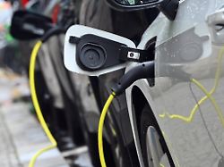 Verkäufe steigen allgemein: Hybride und E-Autos dominieren EU-Neuwagenmarkt immer stärker