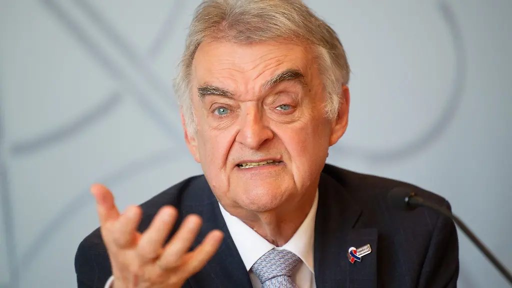 Innenminister-Herbert-Reul-CDU-hat-gemeinsam-mit-16-Fussball-Clubs-eine-Kooperation-zur-Stadionsicherheit-unterzeichnet