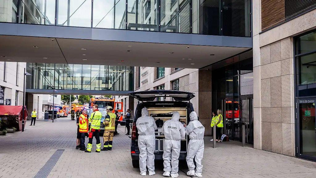 Die-Polizei-ist-zu-einem-Vorfall-in-einem-Einkaufszentrum-ausgerueckt
