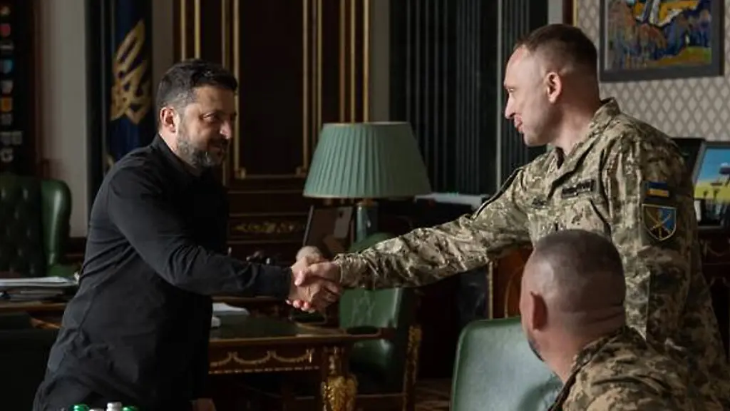 Dieses-vom-Pressebuero-des-ukrainischen-Praesidenten-zur-Verfuegung-gestellte-Foto-zeigt-den-ukrainischen-Praesidenten-Wolodymyr-Selenskyj-M-und-den-neuen-Oberbefehlshaber-der-ukrainischen-Streitkraefte-Mychajlo-Drapatyj-r-stehend-waehrend-eines-Treffens