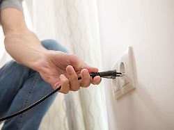 Bevor es losgeht: Spart Strom: Diese Stecker sollte man vor dem Urlaub ziehen