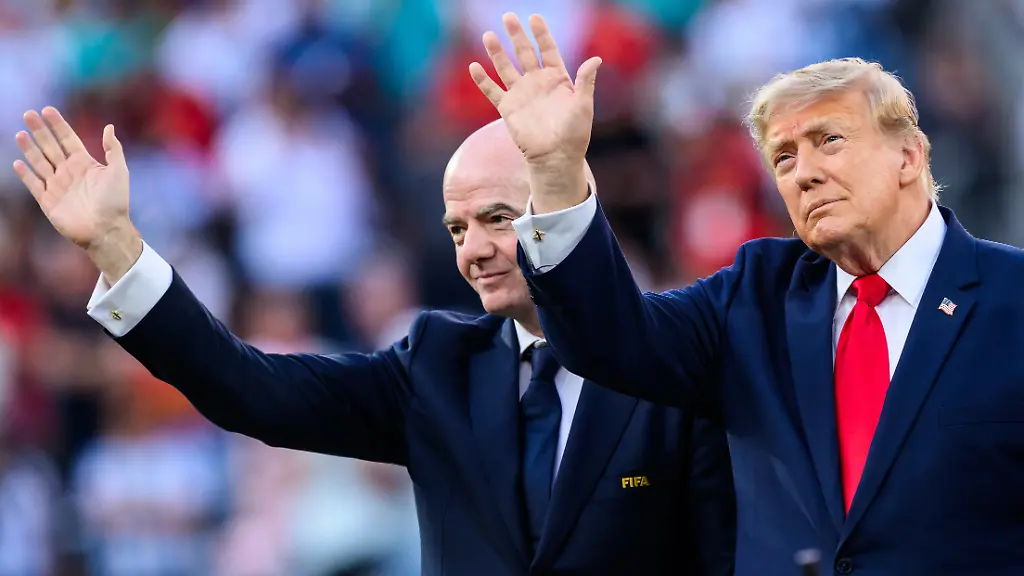 Fussball-Maenner-WM-Spanien-Argentinien-Finalrunde-Finale-New-York-New-Jersey-Stadion-US-Praesident-Donald-Trump-r-und-FIFA-Praesident-Gianni-Infantino-winken-vor-der-Siegerehrung-ACHTUNG-Gemaess-den-Auflagen-der-FIFA-duerfen-die-Bilder-ausschliesslich-zur-redaktionellen-Verwendung-genutzt-werden-Eine-kommerzielle-Nutzung-ist-ausgeschlossen-Zudem-duerfen-keine-videoaehnlichen-Sequenzen-erstellt-werden-und-es-duerfen-keine-Veraenderungen-weder-im-Vordergrund-noch-im-Hintergrund-am-Bild-vorgenommen-werden