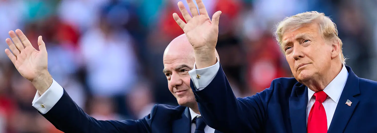 Fussball-Maenner-WM-Spanien-Argentinien-Finalrunde-Finale-New-York-New-Jersey-Stadion-US-Praesident-Donald-Trump-r-und-FIFA-Praesident-Gianni-Infantino-winken-vor-der-Siegerehrung-ACHTUNG-Gemaess-den-Auflagen-der-FIFA-duerfen-die-Bilder-ausschliesslich-zur-redaktionellen-Verwendung-genutzt-werden-Eine-kommerzielle-Nutzung-ist-ausgeschlossen-Zudem-duerfen-keine-videoaehnlichen-Sequenzen-erstellt-werden-und-es-duerfen-keine-Veraenderungen-weder-im-Vordergrund-noch-im-Hintergrund-am-Bild-vorgenommen-werden