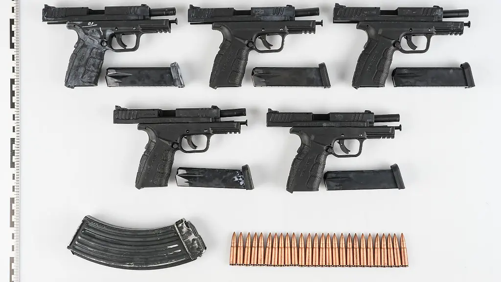 In-einem-der-Fahrzeuge-fand-die-Polizei-fuenf-scharfe-Schusswaffen-und-das-Magazin-eines-Sturmgewehrs