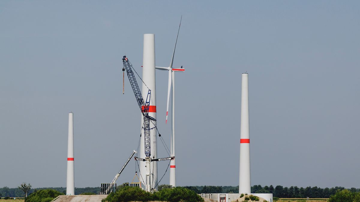 Mehr Windkraftanlagen in Betrieb - würgt Reiche die Entwicklung ab?