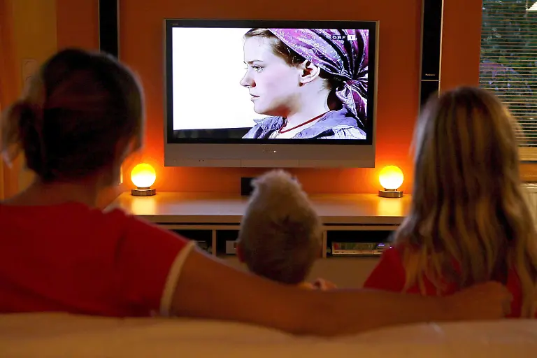 An-Austrian-family-watches-the-interview-with-Austrian-kidnapping-victim-Natascha-Kampusch-at-Austrian-television-channel-ORF-in-Vienna-Wednesday-06-September-2006-Publication-of-this-picture-only-in-connection-with-reports-on-the-interview-with-Natascha-Kampusch-on-television-channel-ORF-on-06-September-2006-and-in-connection-with-reports-on-the-big-public-interest-in-this-interview