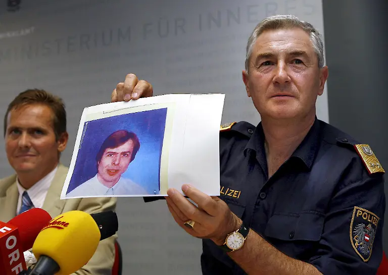 Der-Landespolizeikommandant-von-Burgenland-Generalmajor-Nikolaus-Koch-r-zeigt-am-Mittwoch-23-08-2006-waehrend-einer-Pressekonferenz-zum-Fall-Kampusch-in-Wien-ein-Bild-des-mutmasslichen-Entfuehrers-von-Natascha-Kampusch-Wolfgang-P-Links-im-Bild-Generalmajor-Gerhard-Lang-Ein-Maedchen-das-vor-ueber-acht-Jahren-auf-dem-Weg-zur-Schule-bei-Wien-entfuehrt-wurde-ist-voellig-ueberraschend-wieder-aufgetaucht-Der-Fall-der-heute-18-jaehrigen-Natascha-Kampusch-aus-Wien-Donaustadt-galt-als-einer-der-spektakulaersten-der-oesterreichischen-Kriminalgeschichte-Die-junge-Frau-hatte-sich-mittags-bei-der-Polizei-gemeldet-Sie-sagte-aus-sie-sei-ihrem-Entfuehrer-entkommen-Nach-den-Schilderungen-der-jungen-Frau-leitete-die-Polizei-sofort-eine-Grossfahndung-nach-dem-mutmasslichen-Taeter-ein