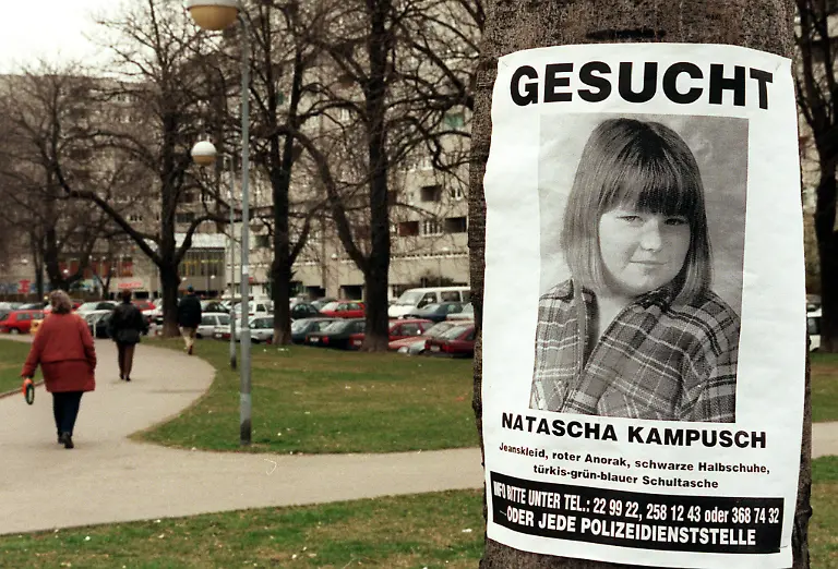 Mit-Plakaten-wird-am-Mittwoch-dem-4-Maerz-1998-in-Wien-Donaustadt-nach-der-seit-Montag-frueh-verschwundenen-10jaehrigen-Schuelerin-Natascha-Kampusch-gesucht