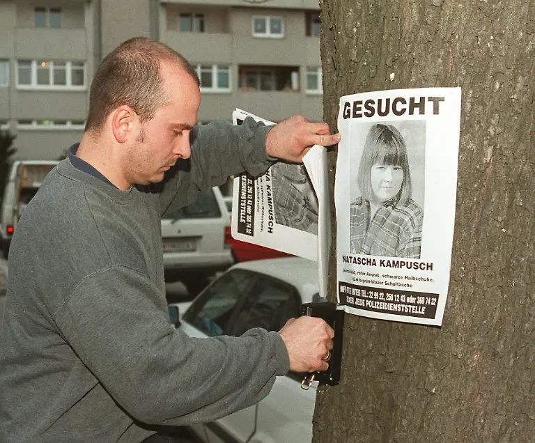 Ein-Mann-befestigt-am-Dienstag-nachmittag-dem-3-Maerz-1998-in-Wien-Donaustadt-ein-Plakat-an-einem-Baumstamm-auf-dem-nach-der-10jaehrigen-Schuelerin-Natascha-Kampusch-gesucht-wird-die-seit-Montag-frueh-verschwunden-ist