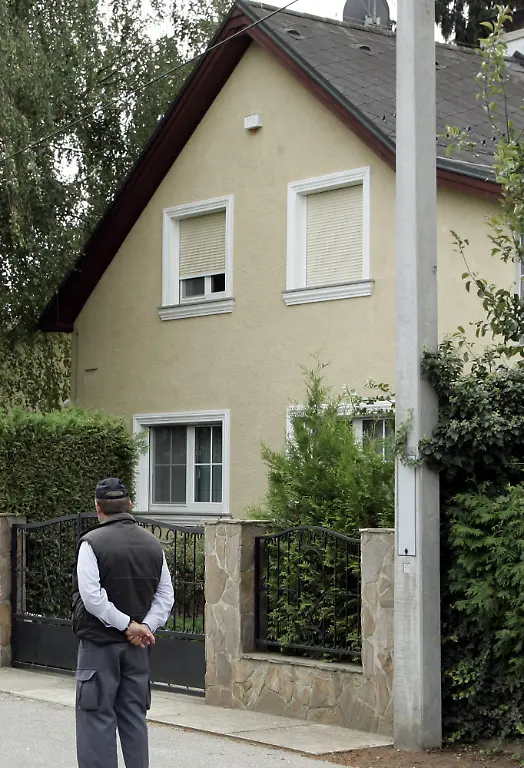 ARCHIV-Ein-oesterreichischer-Polizist-steht-am-24-Aug-2006-in-Strasshof-vor-dem-Haus-in-dem-Natascha-Kampusch-acht-Jahre-gefangen-gehalten-worden-war-Mehr-als-drei-Jahre-nach-ihrer-Flucht-will-Natascha-Kampusch-das-Kellerverlies-im-Haus-ihres-Entfuehrers-Wolfgang-Priklopil-zuschuetten-lassen-Ich-ueberlege-noch-was-dann-mit-dem-Haus-geschehen-soll-sagte-die-21-Jaehrige-am-Montag-14-Dez-2009-in-Hamburg-bei-der-Vorstellung-einer-Fernseh-Dokumentation-ueber-ihre-Entfuehrung-AP-Photo-Hans-Punz-file-FILE-In-this-Aug-24-2006-file-photo-a-policeman-stands-in-front-of-a-house-in-Strasshof-northeast-of-Vienna-Austria-where-kidnapped-girl-Natascha-Kampusch-was-kept-by-a-44-year-old-man-for-more-than-eight-years