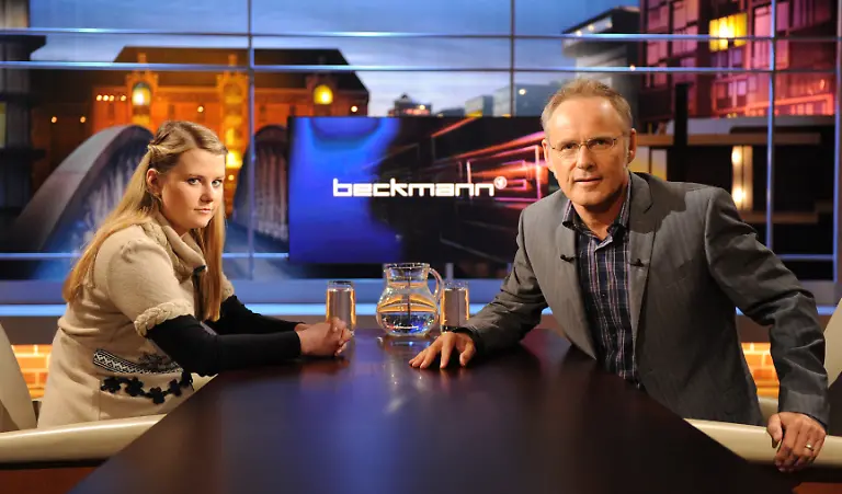 Natascha-Kampusch-sitzt-am-Samstag-04-09-2010-mit-Moderator-Reinhold-Beckmann-vor-der-Aufzeichnung-der-ARD-Sendung-Beckmann-im-Fernsehstudio-Am-Montagabend-06-09-2010-22-45-Uhr-wird-Kampusch-in-der-ARD-Talksendung-Beckmann-ein-ausfuehrliches-Interview-im-deutschen-Fernsehen-geben-Ich-will-die-ganze-Geschichte-loswerden-es-ist-eine-Art-Ballastpaket-fuer-mich-sagte-sie-dem-Moderator-in-der-bereits-am-Samstag-aufgezeichneten-Show-Foto-Marcus-Brandt-zu-dpa-0338-vom-05-09