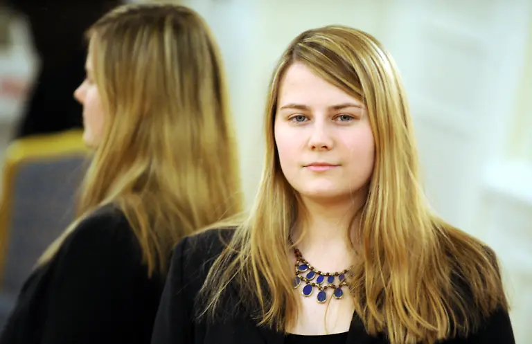 Die-Oesterreicherin-Natascha-Kampusch-posiert-am-Montag-14-12-2009-in-Hamburg-kurz-vor-der-Praesentation-der-NDR-Dokumentation-Natascha-Kampusch-3096-Tage-Gefangenschaft-Die-21-jaehrige-Kampusch-gewaehrt-in-der-Dokumentation-die-am-25-Januar-2010-im-Ersten-ausgestrahlt-wird-Einblicke-in-ihre-jahrelange-Gefangenschaft-berichtet-von-ihrer-Selbstbefreiung-2006-und-ihrem-Leben-danach-Kampusch-war-im-Alter-von-zehn-Jahren-gekidnappt-und-mehr-als-acht-Jahre-lang-in-einem-Haus-gefangen-gehalten-worden-Am-23-August-2006-war-der-jungen-Frau-die-Flucht-gelungen-Der-Taeter-nahm-sich-wenige-Stunden-danach-das-Leben