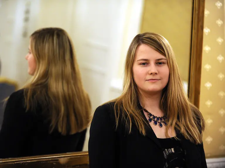 Die-Oesterreicherin-Natascha-Kampusch-posiert-am-Montag-14-12-2009-in-Hamburg-kurz-vor-der-Praesentation-der-NDR-Dokumentation-Natascha-Kampusch-3096-Tage-Gefangenschaft-Die-21-jaehrige-Kampusch-gewaehrt-in-der-Dokumentation-die-am-25-Januar-2010-im-Ersten-ausgestrahlt-wird-Einblicke-in-ihre-jahrelange-Gefangenschaft-berichtet-von-ihrer-Selbstbefreiung-2006-und-ihrem-Leben-danach-Kampusch-war-im-Alter-von-zehn-Jahren-gekidnappt-und-mehr-als-acht-Jahre-lang-in-einem-Haus-gefangen-gehalten-worden-Am-23-August-2006-war-der-jungen-Frau-die-Flucht-gelungen-Der-Taeter-nahm-sich-wenige-Stunden-danach-das-Leben