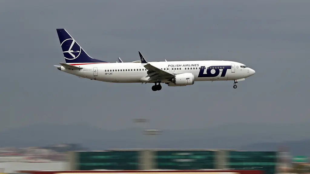 Diverse-aircraft-landing-A-Boeing-737-MAX-8-from-LOT-company-lands-at-Barcelona-airport-in-Barcelona-Spain-on-October-15-2024-Barcelona-Barcelona-Spain-PUBLICATIONxNOTxINxFRA-Copyright-xUrbanandsportx-originalFilename-urbanandsport-diversea241015-npwae