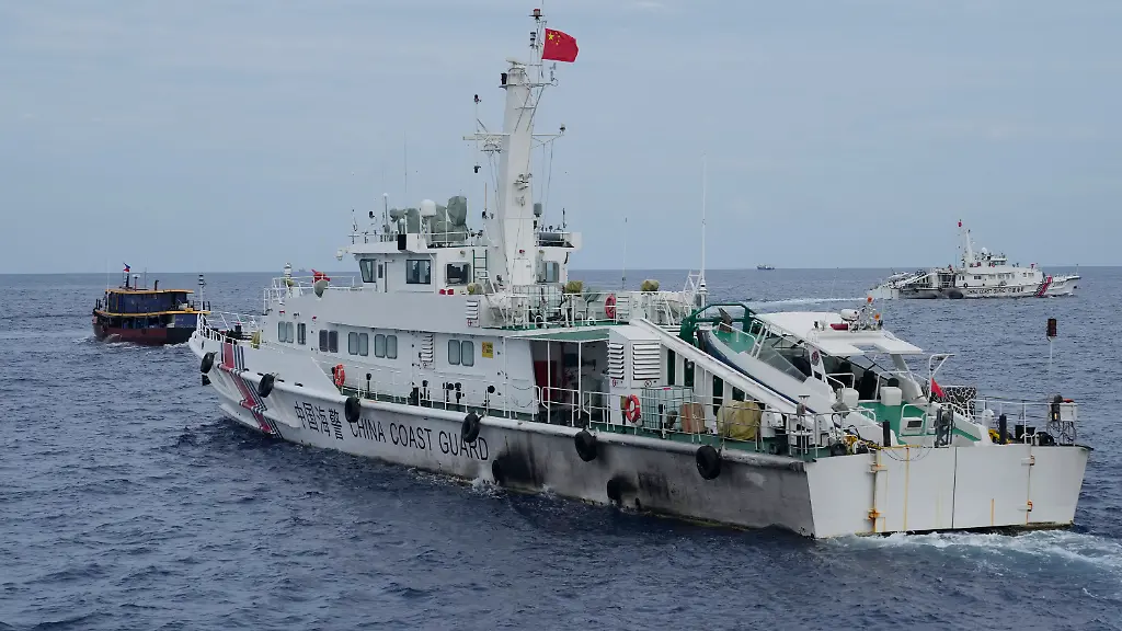 ARCHIV-22-08-2023-Philippinen-Suedchinesisches-Meer-Ein-Schiff-der-chinesischen-Kuestenwache-versucht-einem-philippinischen-Versorgungsschiff-l-den-Weg-zu-versperren-als-es-auf-die-Zweite-Second-Thomas-Shoal-lokal-bekannt-als-Ayungin-Riff-im-umstrittenen-Suedchinesischen-Meer-zusteuert-Bei-einer-erneuten-Konfrontation-zwischen-den-Philippinen-und-China-im-umstrittenen-Suedchinesischen-Meer-ist-ein-philippinischer-Marinesoldat-schwer-am-Kopf-verletzt-worden