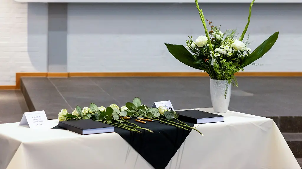 Es-liegen-an-mehreren-Stellen-in-Trier-Kondolenzbuecher-aus