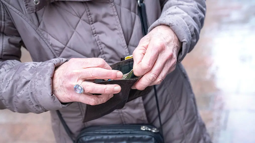 Ein-Krimineller-hatte-es-auf-das-Geld-einer-Seniorin-abgesehen-Die-Polizei-ermittelt