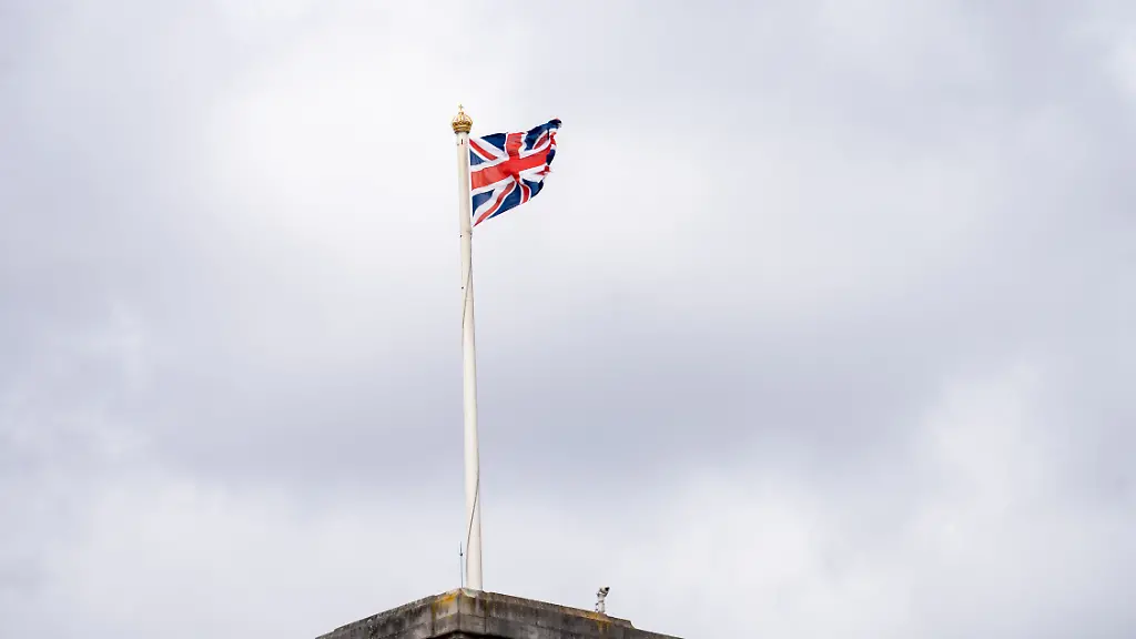 Symbolbild-Union-Jack-weht-ueber-dem-Buckingham-Palace-in-London-08-06-2026-Die-Nationalflagge-des-Vereinigten-Koenigreichs-ist-auf-dem-Dach-der-koeniglichen-Residenz-zu-sehen-Das-Hissen-des-Union-Jack-zeigt-dass-der-britische-Monarch-nicht-im-Palast-ist