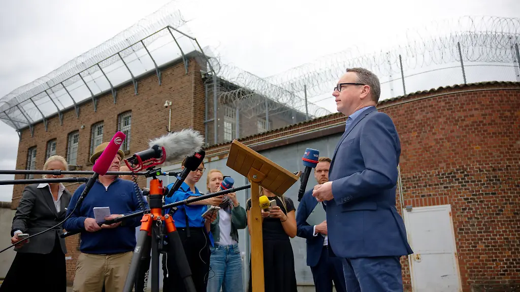 Nordrhein-Westfalens-Justizminister-Benjamin-Limbach-Gruene-ist-alarmiert-ueber-moegliche-Plaene-eines-bewaffneten-Aufstands-in-der-JVA-Siegburg