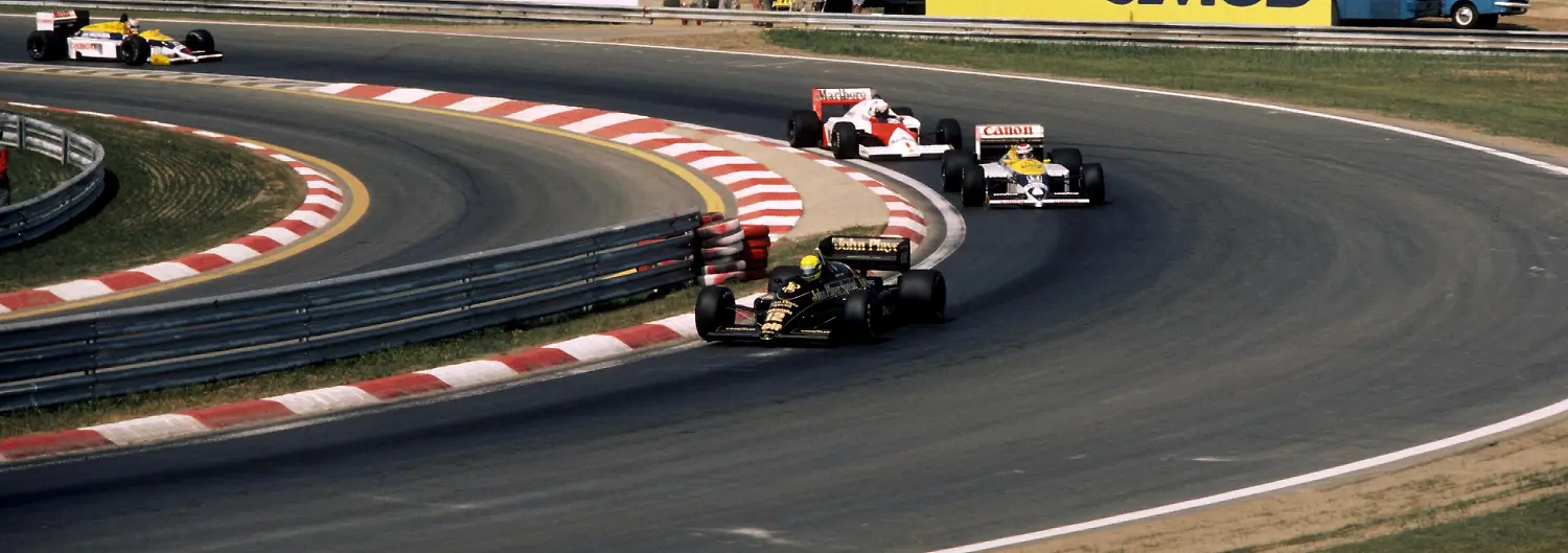 ARCHIV-10-08-1986-Ungarn-Budapest-Der-Zweitplatzierte-Ayrton-Senna-BRA-im-Lotus-98T-fuehrt-vor-dem-spaeteren-Sieger-Nelson-Piquet-BRA-im-Williams-FW11-und-Alain-Prost-FRA-im-McLaren-MP4-2C-der-einen-Unfall-hatte-und-beim-Grossen-Preis-von-Ungarn-auf-dem-Hungaroring
