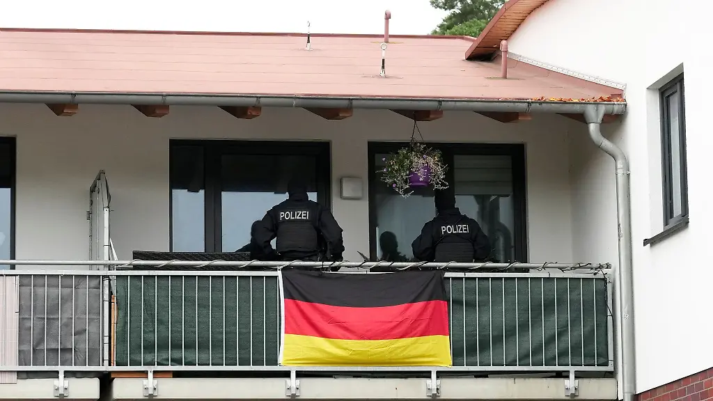 Einsatzkraefte-der-Bundespolizei-durchsuchen-eine-Wohnung-im-Stadtzentrum-Dallgow-Doeberitz