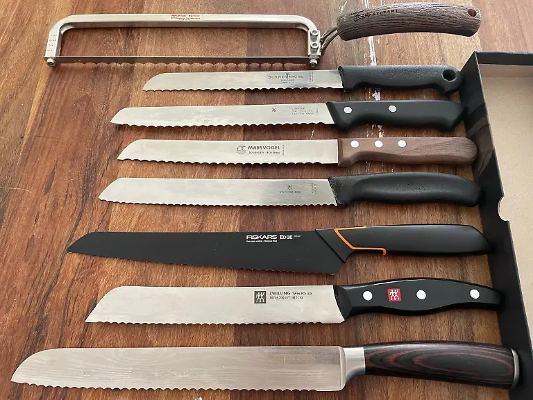 Test Brotmesser unterschiedliche Längen und Höhen der Messer im Test.jpg