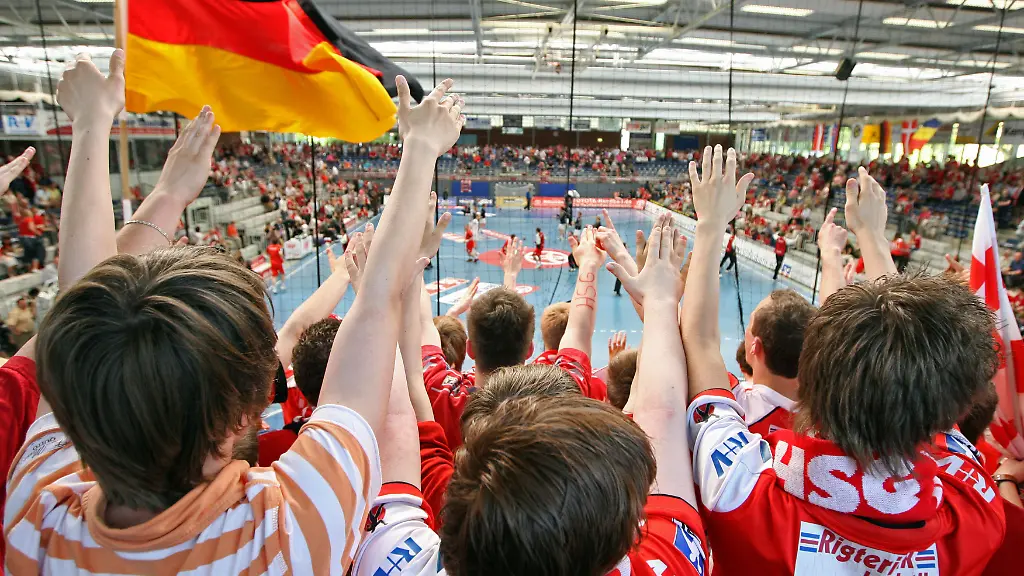 Handball-Maenner-EHF-Cup-Finale-Hinspiel-HSG-Nordhorn-FC-Kopenhagen-am-Sonntag-04-05-2008-im-Euregium-in-Nordhorn-Junge-Fans-der-HSG-Nordhorn-feiern-ihr-Team-Nordhorn-gewann-die-Partie-mit-31-27