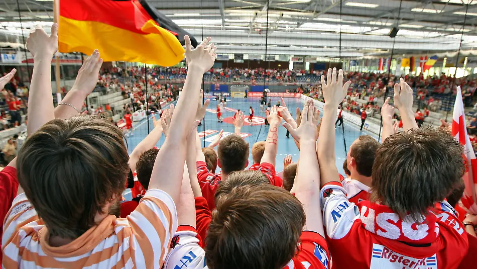 Handball-Maenner-EHF-Cup-Finale-Hinspiel-HSG-Nordhorn-FC-Kopenhagen-am-Sonntag-04-05-2008-im-Euregium-in-Nordhorn-Junge-Fans-der-HSG-Nordhorn-feiern-ihr-Team-Nordhorn-gewann-die-Partie-mit-31-27