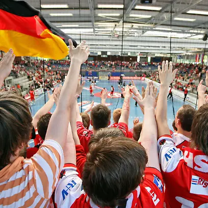 Handball-Maenner-EHF-Cup-Finale-Hinspiel-HSG-Nordhorn-FC-Kopenhagen-am-Sonntag-04-05-2008-im-Euregium-in-Nordhorn-Junge-Fans-der-HSG-Nordhorn-feiern-ihr-Team-Nordhorn-gewann-die-Partie-mit-31-27