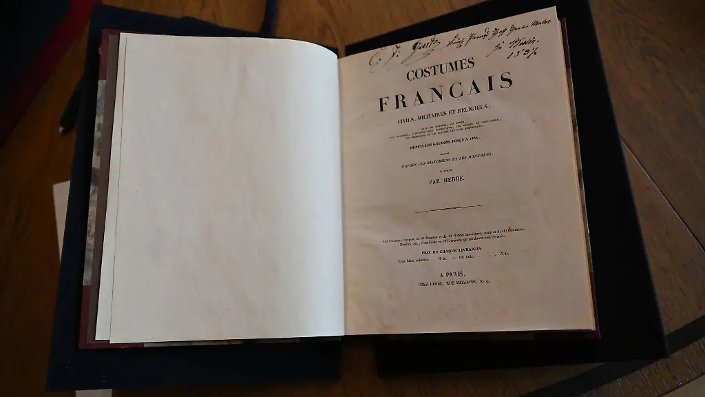 Ein-Buch-ueber-franzoesische-Kostuemgeschichte-ist-das-millionste-Buch-der-Bibliothek-des-Deutschen-Museums