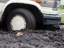 Urteil aus dem Straßenverkehr: Festgefahren im Schlamm: Zahlt doch die Vollkasko, oder?