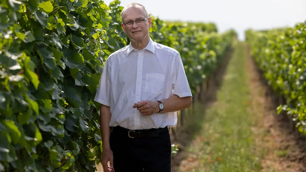 Der-pensionierte-Pfarrer-Tobias-Kraft-kennt-sich-mit-Rheinhessen-und-Wein-aus