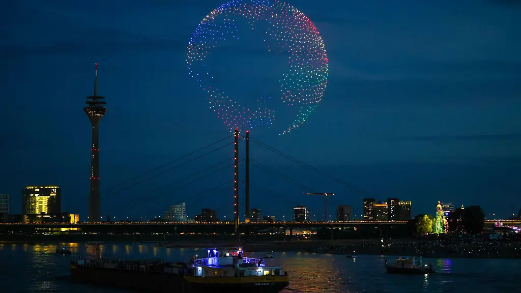1-000-Drohnen-ueber-dem-Rhein-an-der-Rheinkirmes-formen-eine-Weltkugel