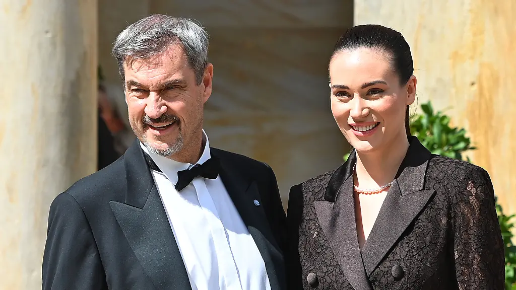 Markus-SOEDER-Ministerpraesident-Bayern-und-CSU-Vorsitzender-mit-Tochter-Gloria-Sophie-BURKANDT-Eroeffnung-der-Bayreuther-Richard-Wagner-Festspiele-2025-Roter-Teppich-am-25-07-2025