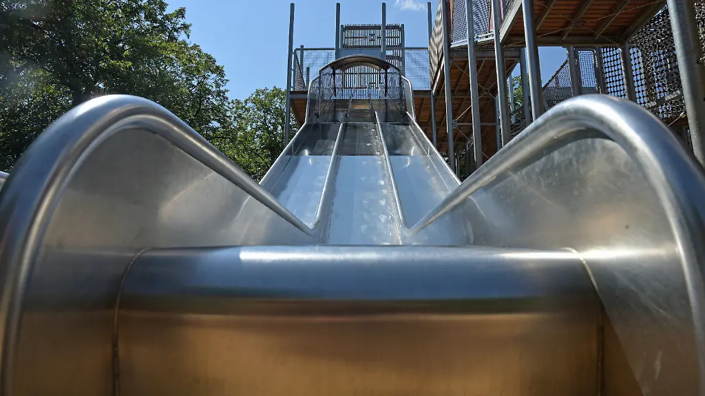 PRODUKTION-16-07-2026-Bayern-Muenchen-Der-Spielplatz-bei-der-Theresienwiese-hat-Klettergeruest-mit-Rutsche