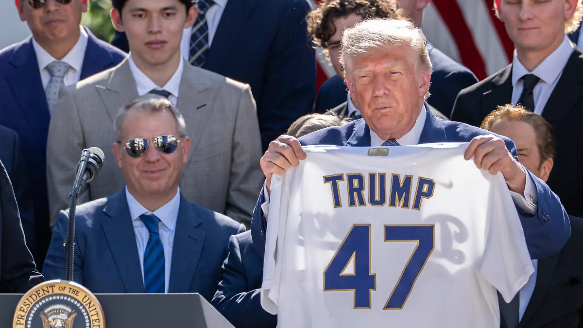 July-23-2026-Washington-District-Of-Columbia-USA-U-S-President-DONALD-TRUMP-is-presented-with-a-Los-Angeles-Dodgers-jersey-bearing-the-number-47-during-a-ceremony-honoring-the-2025-World-Series-champion-Los-Angeles-Dodgers-at-the-White-House
