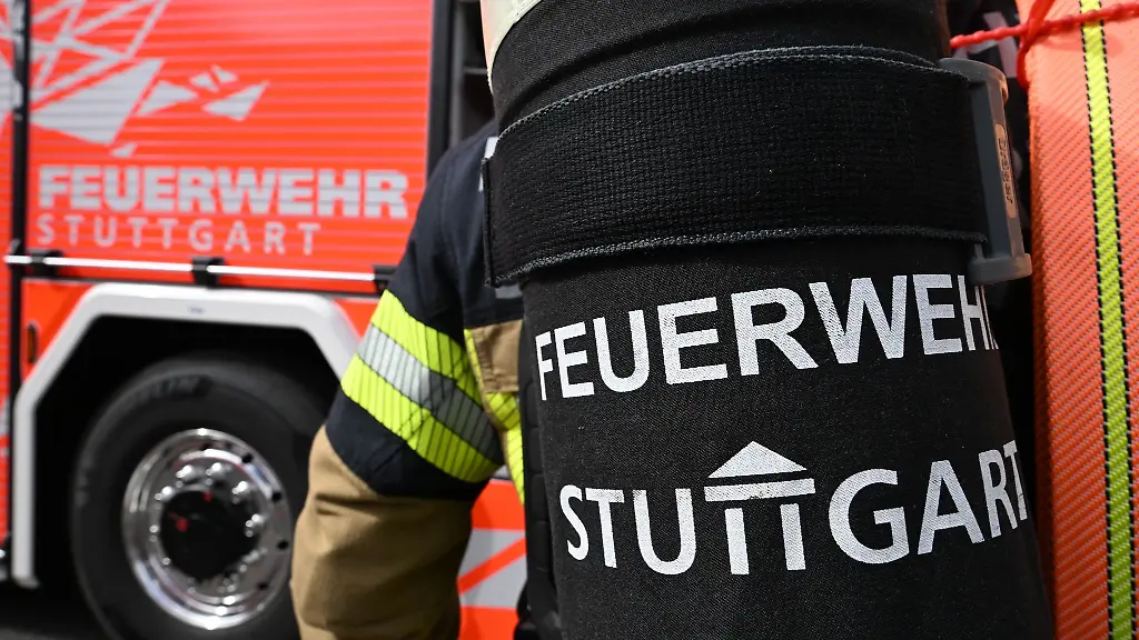 Feuerwehrleute-loeschen-die-Flammen-in-dem-Restaurant