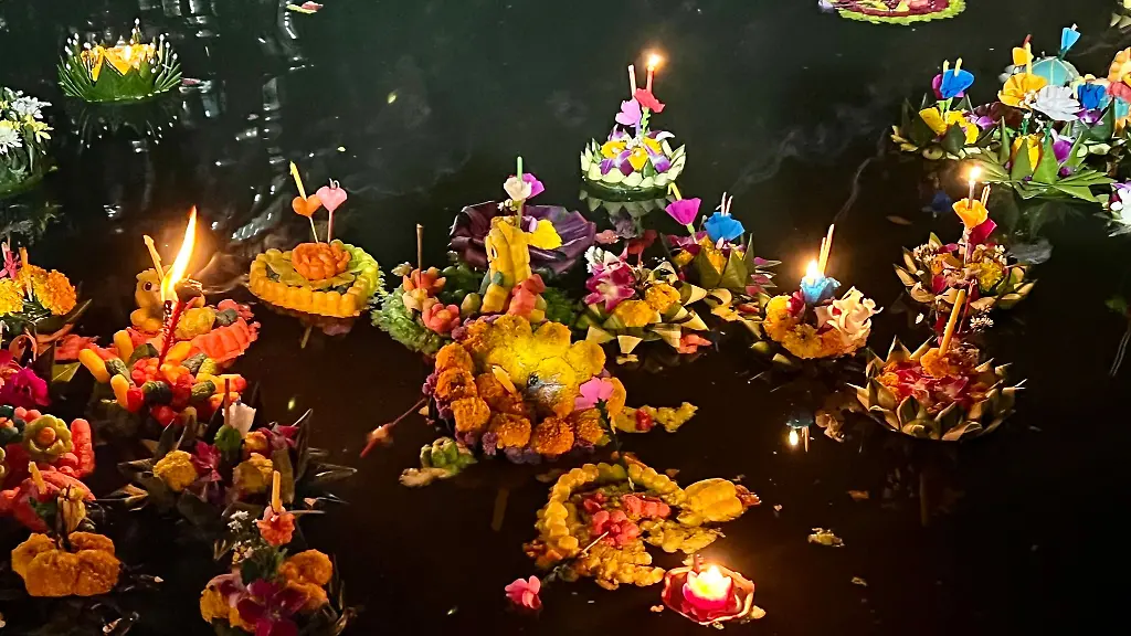 Mit-den-Floessen-wird-in-Thailand-der-Wassergoettin-Mae-Phra-Khongkha-gehuldigt
