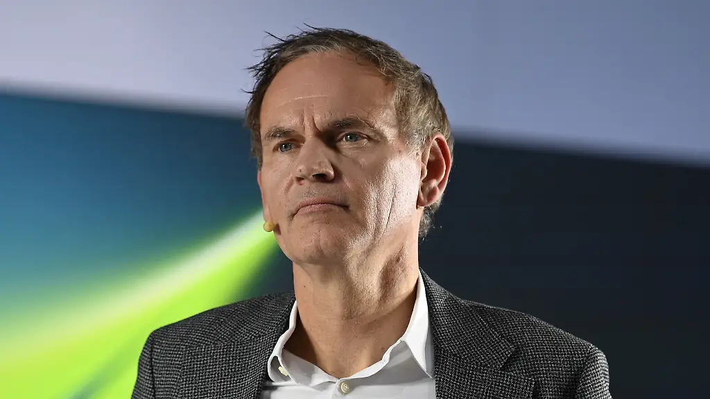 Oliver-Blume-Vorstandsvorsitzender-der-Volkswagen-AG-spricht-vor-Journalisten-Volkswagen-will-seine-Strategie-in-China-fuer-den-Export-in-den-Globalen-Sueden-anpassen