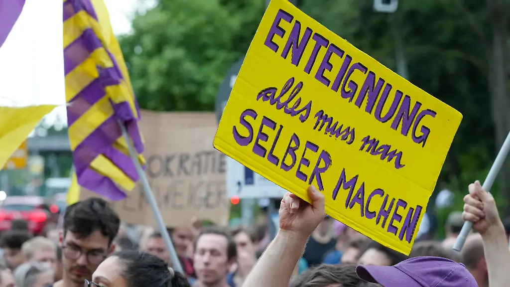 Teilnehmer-einer-Demonstration-der-Initiative-Deutsche-Wohnen-Enteignen-protestieren-vor-dem-Willy-Brandt-Haus-unter-anderem-mit-einem-Plakat-Enteignung-alles-muss-man-selber-machen