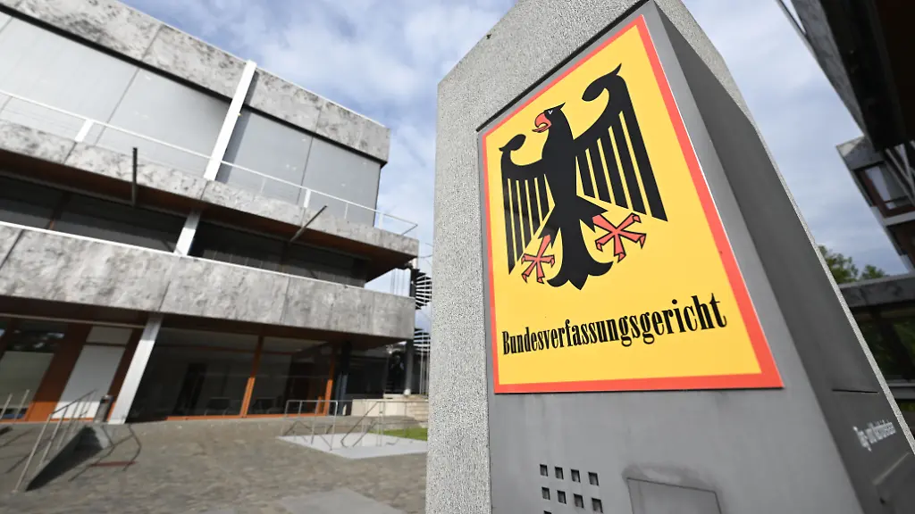 Ein-Hinweisschild-mit-Bundesadler-und-dem-Schriftzug-Bundesverfassungsgericht-aufgenommen-vor-dem-Bundesverfassungsgericht
