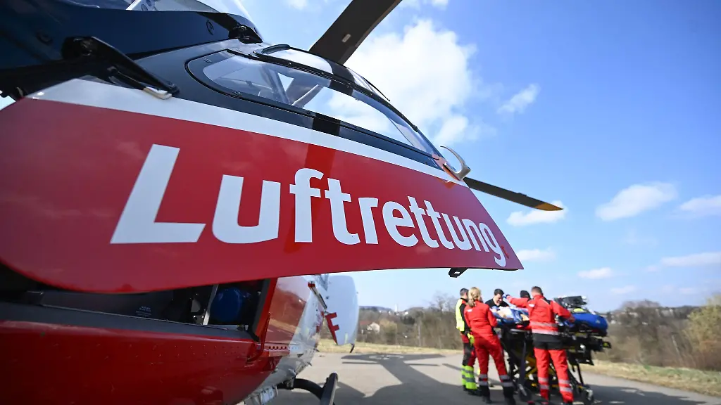 Das-siebenjaehrige-Maedchen-wurde-mit-einem-Hubschrauber-in-eine-Klinik-geflogen