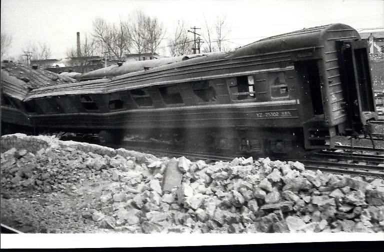 1976-Erdbeben-Erste-zensierte-Bilder-des-chinesischen-Erdbebens-von-1976-erreichen-den-Westen-Stadt-Tangahan-wo-bis-zu-500-000-Menschen-starben-Dies-sind-die-ersten-offiziellen-unzensierten-Bilder-der-UN-aus-China-die-einige-der-Sch-den-zeigen-die-das-Erdbeben-im-Juli-angerichtet-hat-das-weltweit-schlimmste-seit-mindestens-12-Jahren-Sie-wurden-von-einem-Westler-aus-einem-langsam-fahrenden-Zug-aufgenommen-als-dieser-die-Industriestadt-Tangshan-das-Epizentrum-des-Erdbebens-100-Meilen-stlich-von-Peking-verlie-Vor-dem-Beben-lebten-eine-Million-Menschen-in-der-Stadt-und-die-Zahl-der-Todesopfer-wird-von-offiziellen-chinesischen-Quellen-auf-100-000-und-von-ausl-ndischen-Sch-tzungen-auf-500-000-beziffert-Das-Naturph-nomen-wurde-durch-ein-von-Menschen-verursachtes-Ph-nomen-verschlimmert-eine-wabenf-rmige-Kohlemine-unter-der-Stadt-Ihr-Einsturz-als-heftige-Erdst-e-die-Stadt-ersch-tterten-ffnete-riesige-Erdl-cher-in-denen-angeblich-ein-ganzes-Krankenhaus-und-ein-Zug-verschwanden-Das-Eisenbahnnetz-in-und-um-die-Stadt-wurde-so-schwer-besch-digt-dass-vor-seiner-Wiederer-ffnung-230-Kilometer-der-Strecke-repariert-werden-mussten-Das-Bild-zeigt-einen-stark-besch-digten-Eisenbahnwaggon-der-im-Erdbebengebiet-von-Tangshan-zur-ckgelassen-wurde-Die-chinesische-Industriestadt-wurde-im-vergangenen-Juli-durch-die-Katastrophe-verw-stet-die-bis-zu-einer-halben-Million-Menschenleben-forderte