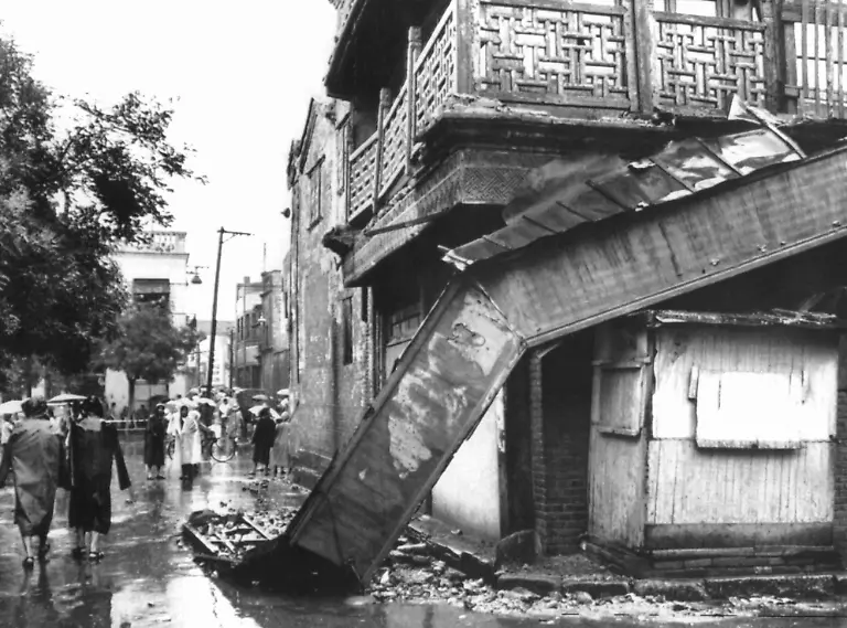 Zerstoerte-Gebaeude-in-der-Einkaufsstrasse-Da-Schan-Lan-in-Peking-Am-27-Juli-1976-bebt-im-ostchinesischen-Tangshan-in-der-Provinz-Hopeh-die-Erde-Nach-offiziellen-Angaben-sterben-mehr-als-200-000-Menschen-nach-anderen-Schaetzungen-gab-es-bis-zu-655-000-Tote-Das-nach-der-Zahl-der-Opfer-schwerste-Erdbeben-dieses-Jahrhunderts-mit-der-Staerke-8-0-auf-der-Richterskala-richtet-auch-erhebliche-Schaeden-in-den-Grossstaedten-Peking-und-Tientsin-an